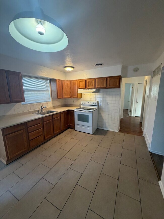 Building Photo - 9065 Bobb Ave