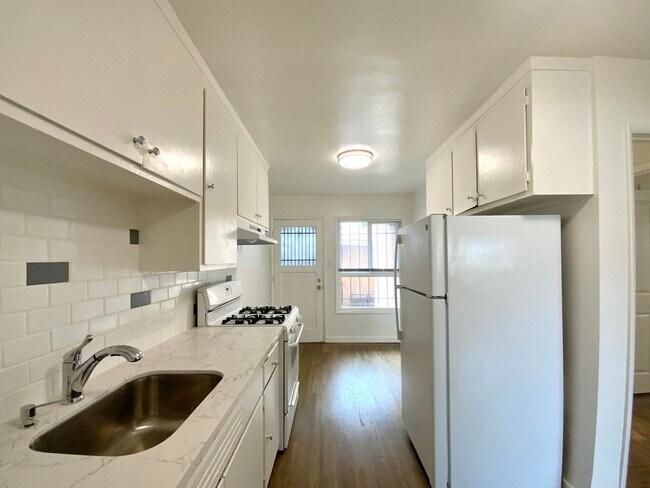Building Photo - NEWLY RENOVATED Unit, w/ HIGH CEILINGS, Sp...