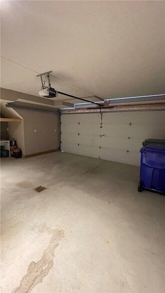 Building Photo - 574 E Vanderbilt Dr