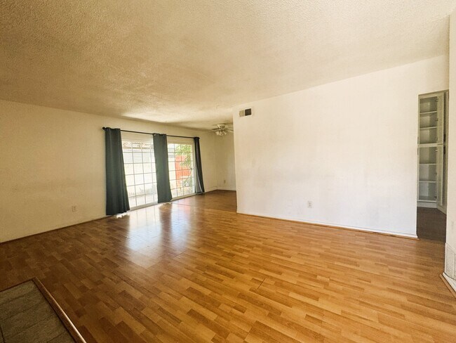 Building Photo - 2031 E Almont Ave