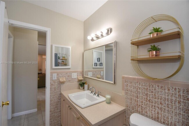 Building Photo - 609 S Crescent Dr