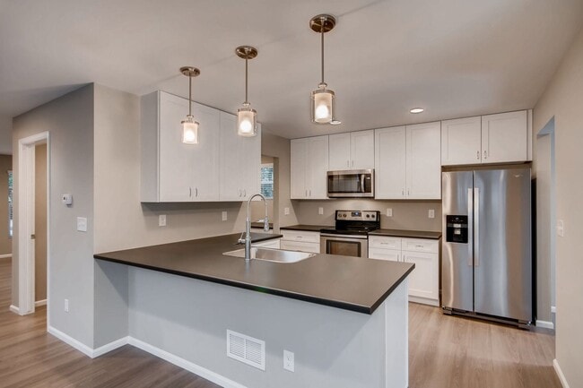 Building Photo - Spacious 5 BED Home for Lease