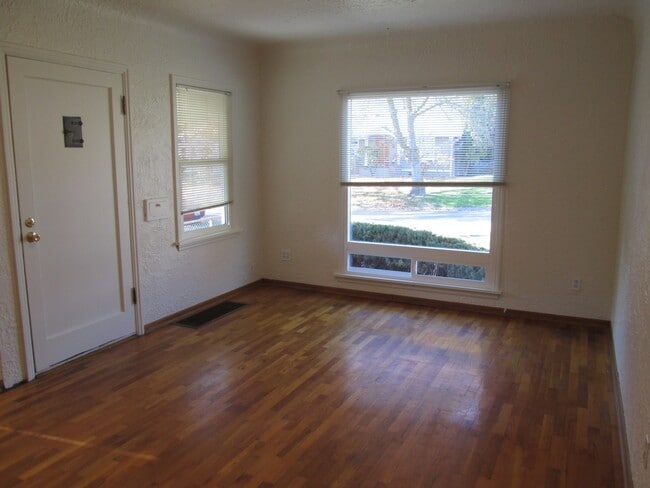 Building Photo - d219