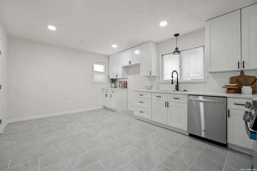 Building Photo - 209 Windcrest Dr