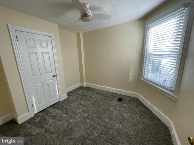 Building Photo - 760 W Railroad Ave