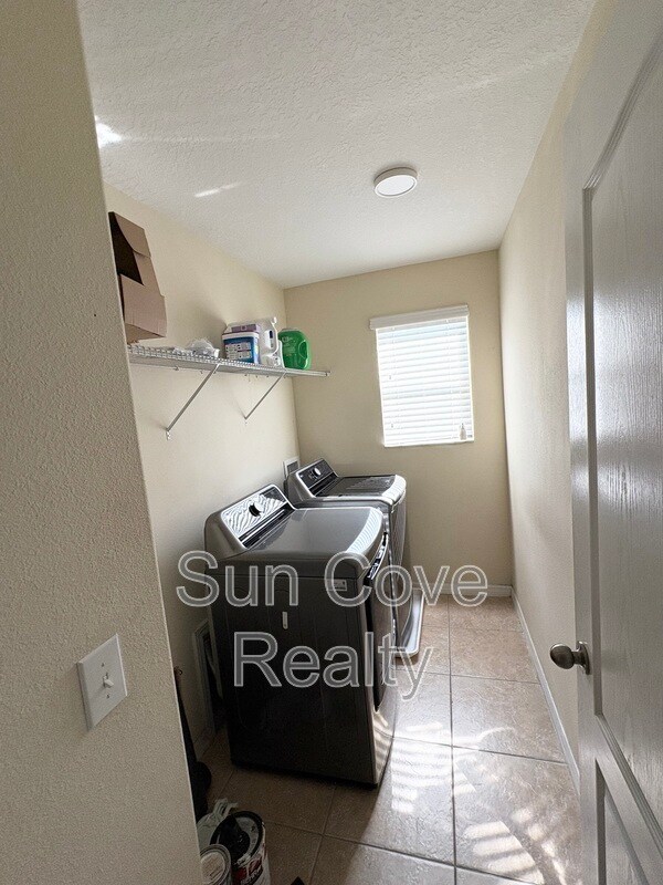 Building Photo - 2111 Roanoke Springs Dr