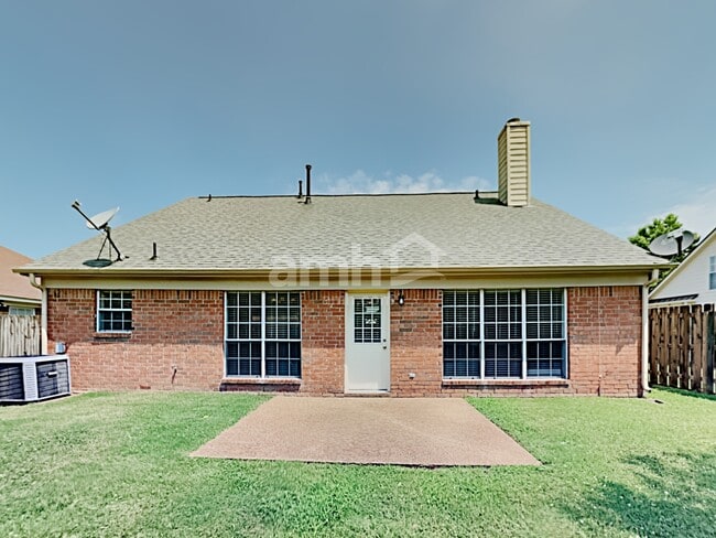 Building Photo - 9997 Woodland Grove Dr