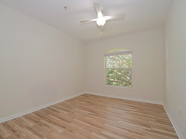 Building Photo - 5095 Fairways Cir