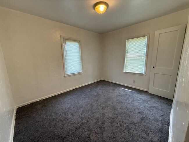 Building Photo - Refreshed 2 Bed, 1 Bath Home
