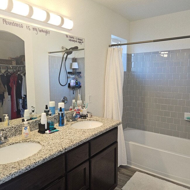 Building Photo - Solar home for Rent!