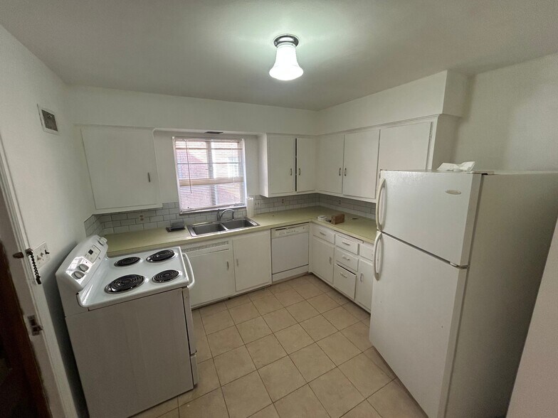 Kitchen - 2677 Powhattan Pky