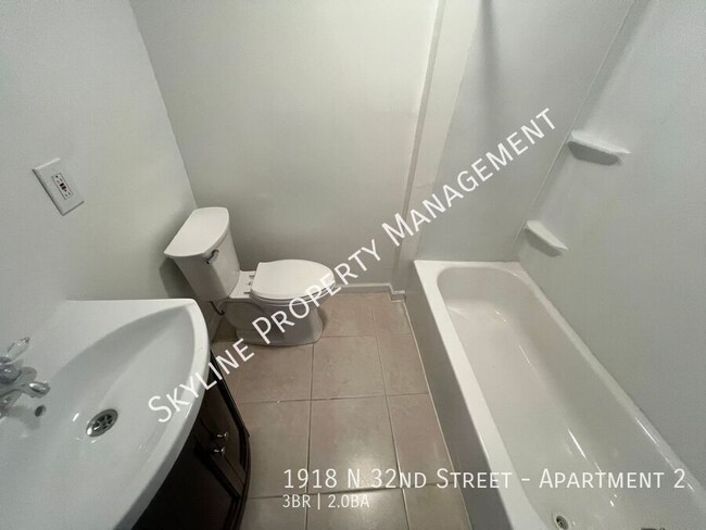 Building Photo - Newly Renovated 3 Bedroom Apartment For Re...