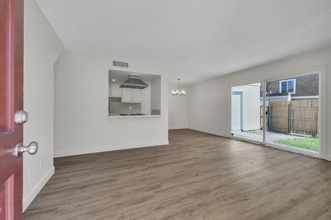 Building Photo - 3-1