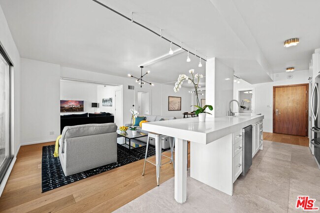 Building Photo - 838 N Doheny Dr