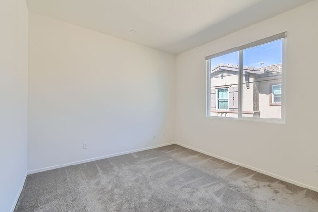Building Photo - Stylish Three-Story Townhome with Private Courtyard & Pool Access