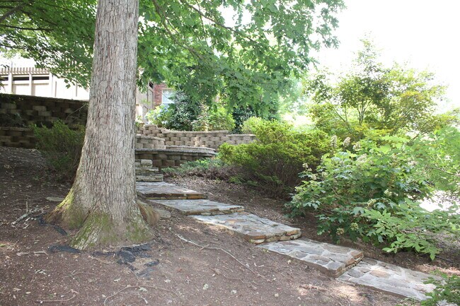 Building Photo - 2108 Valley Dale Ln