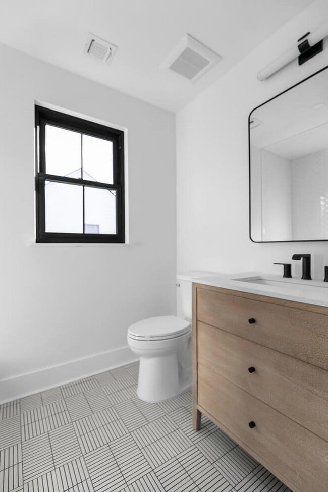 Building Photo - 516 River Rd