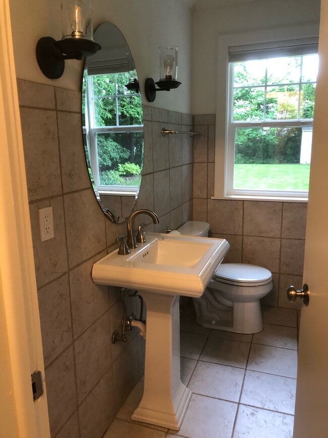 Building Photo - 615 Rice St E