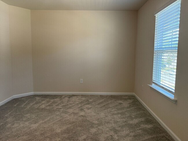 Building Photo - AMAZING LOCATION, Fantastic 3 Bed Home, In...