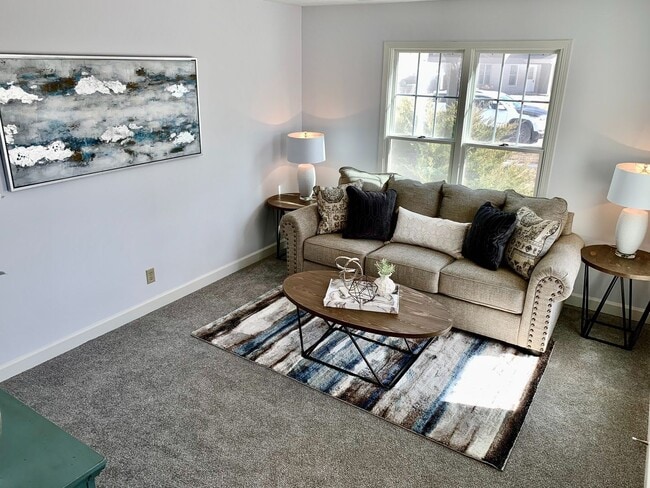 Building Photo - 3 Bed / 2 Bath Townhome -  Welcome Home to Space & Simplicity!