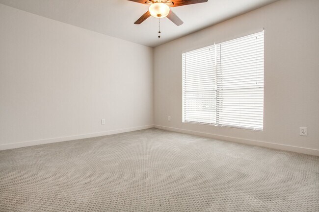 Building Photo - Creekside Condominumums Unit 33