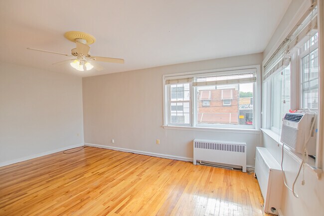 Building Photo - 2553 E Somerset St