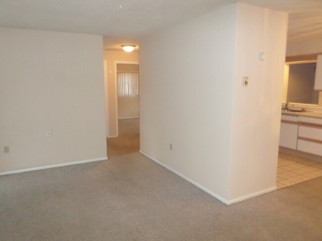 Building Photo - 4 Bed 1.5 Bath Home Pet Friendly Section 8...