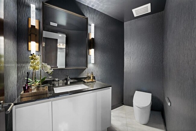 Building Photo - 18555 Collins Ave