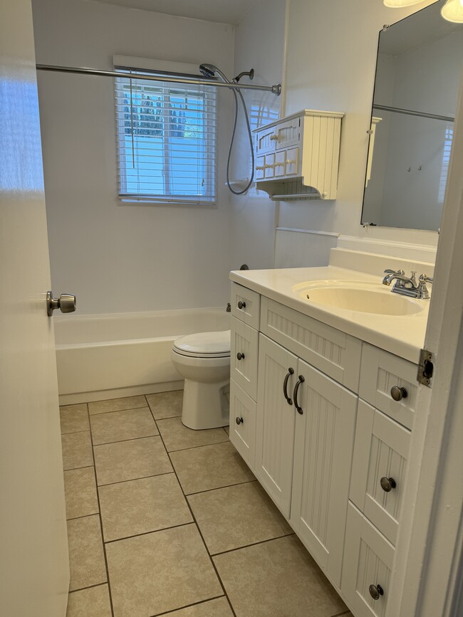 Building Photo - 4825 Rockland Way