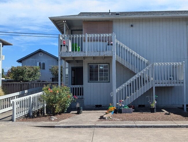 Building Photo - Great first floor 2bed/1 bath apartment