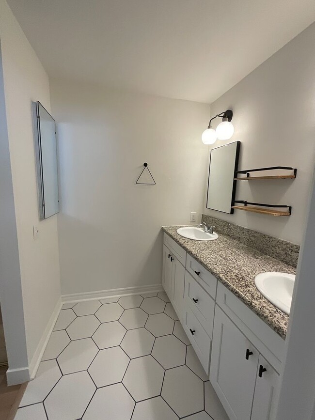 Building Photo - 4 Bedroom 3 Bath 2 Story Home With Family ...