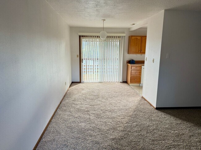 Building Photo - Milwaukie Triplex in quiet neighborhood w/ garage parking