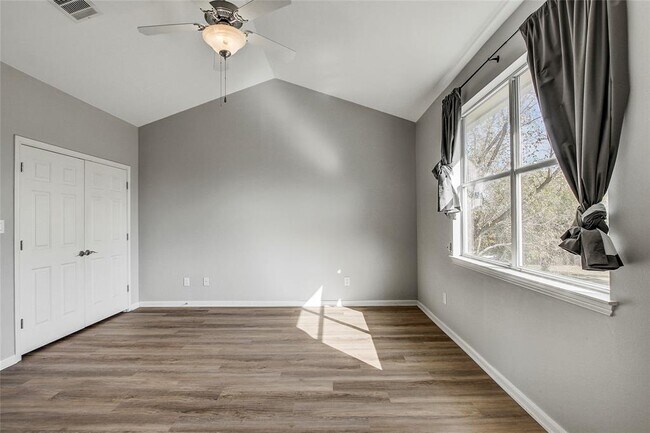 Building Photo - 512 Eberhart Ln