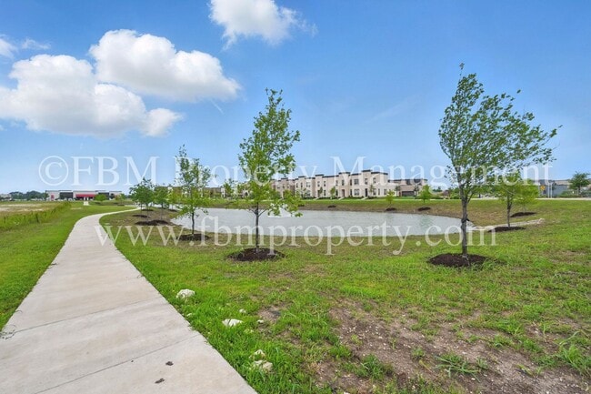 Building Photo - 2109 Luna Dr