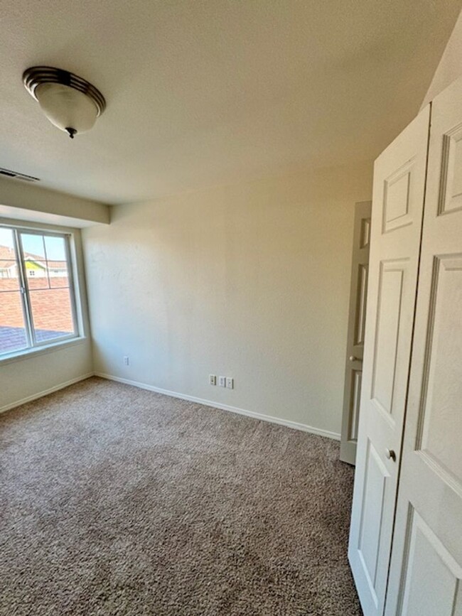 Building Photo - Spacious 3-Bedroom Condo with Bridger View...