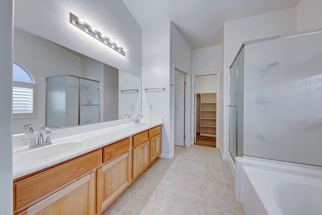 Building Photo - Carry Over Showing: This property has been shown before and will be rented to the first most qual...
