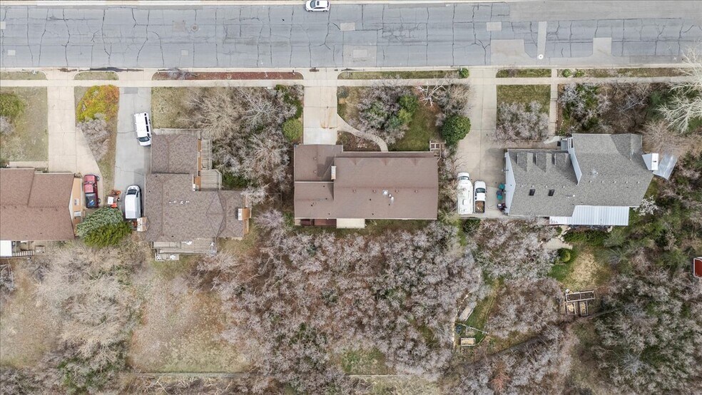 Building Photo - 717 Woodridge Dr