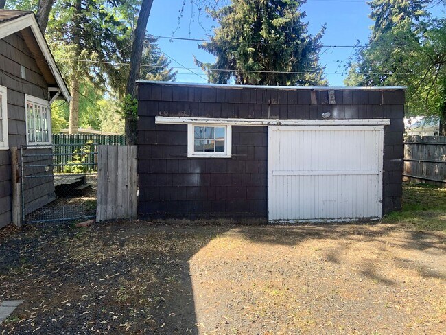 Building Photo - Charming 2bdrm 1 bath house with garage and fenced yard
