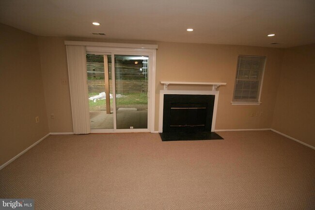 Building Photo - 512 Suffield Dr