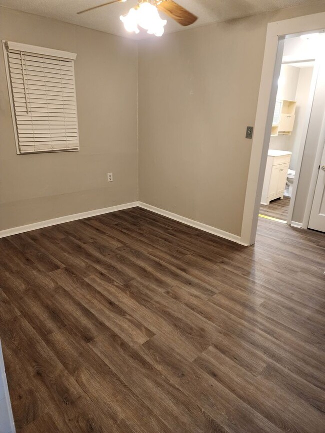 Building Photo - Nice 2 Bedroom