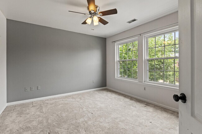Building Photo - 800 Palomino Ln