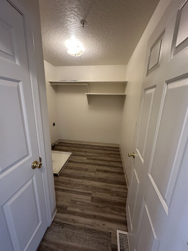 Building Photo - "Charming 2-Bed Retreat with Spacious 1000 sqft Layout in Nampa's Heart!"