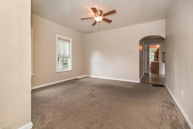 Building Photo - 653 Allyn St