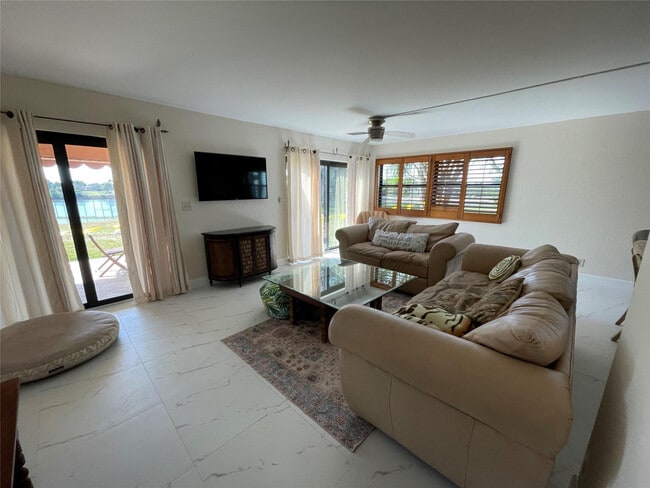 Building Photo - 374 Golfview Rd