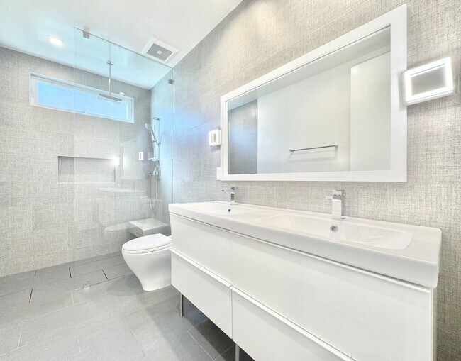 Building Photo - Beautiful Zen inspired modern 3 Bed + 3 Bath House + Garage + Private Yard