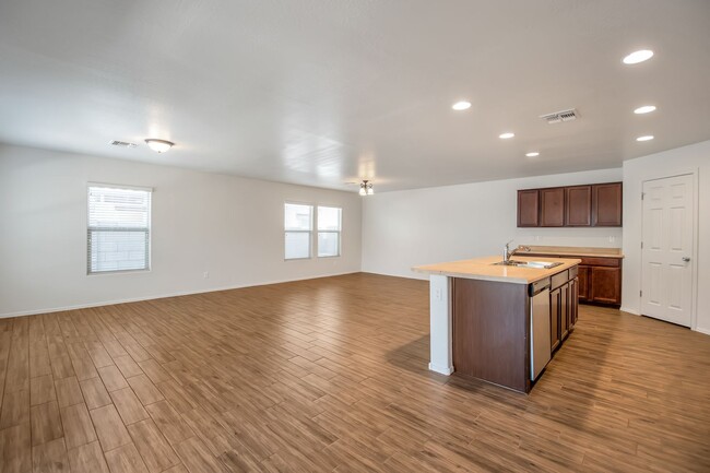 Building Photo - Updated 4 bed/3 bath Home in Gilbert