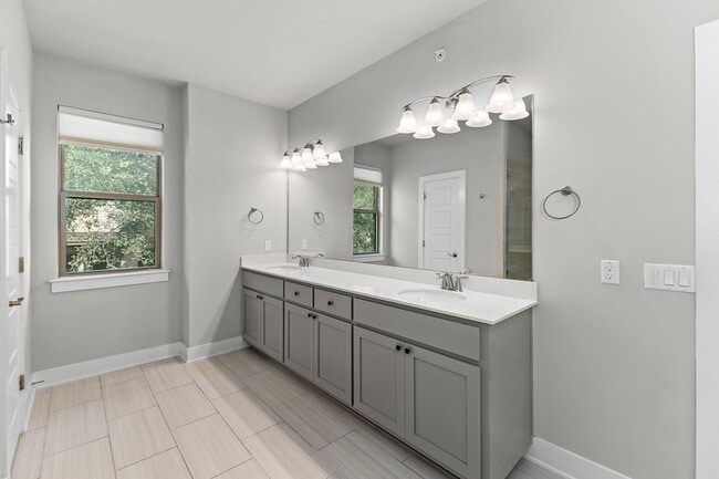 Building Photo - 13800 Lyndhurst St