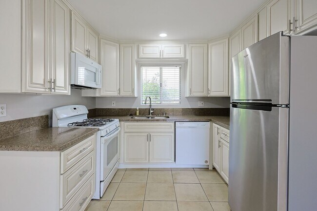Building Photo - Spacious 2-Bed, 2-Bath Condo in Prime Nort...