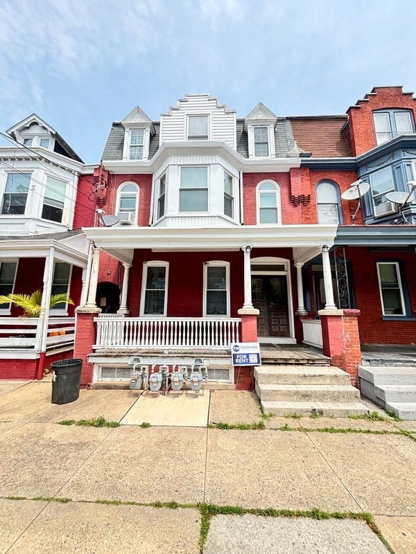 Building Photo - 227 E Clay St