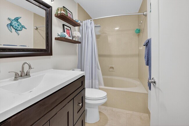 Building Photo - 5152 Golfview Ct